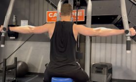 Pec Deck vs. Cable Fly: Mesin Mana yang Tepat untuk Tujuan Dada Anda?